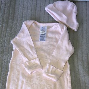 Newborn Long sleeve onesie open at the bottom includes beanie